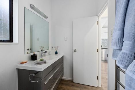 Photo of property in 22 Pendrell Road, Piha, New Lynn, 0772