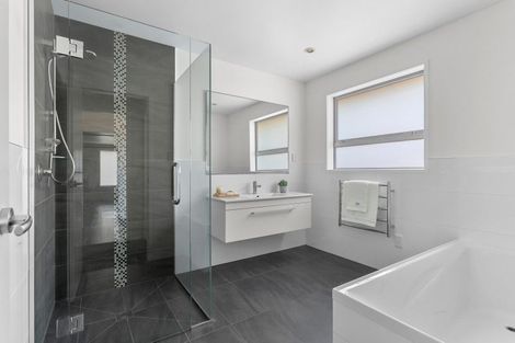 Photo of property in 33 Karoro Road, One Tree Point, 0118