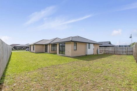 Photo of property in 13 Dumas Place, Rosehill, Papakura, 2113