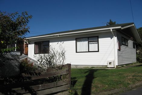 Photo of property in 7 Stella Grove, Newlands, Wellington, 6037