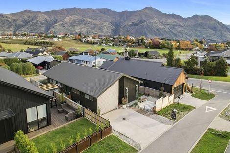 Photo of property in 17 Tuke Lane, Wanaka, 9305