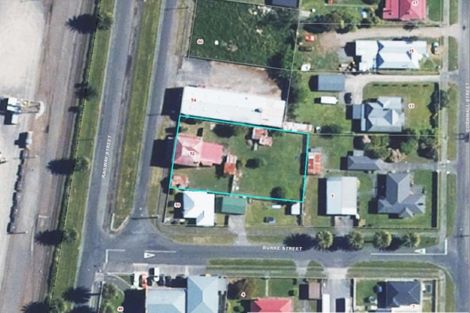 Photo of property in 52 Railway Street, Eltham, 4322