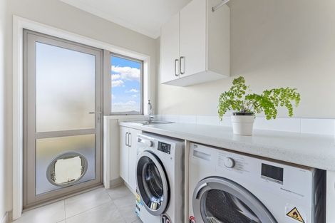 Photo of property in 21 Laguna Place, Matakatia, Whangaparaoa, 0930