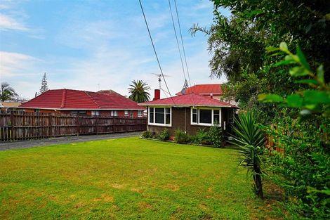 Photo of property in 13 Vodanovich Road, Te Atatu South, Auckland, 0610