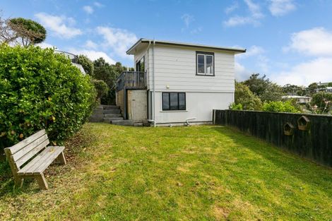 Photo of property in 32 Bellringer Crescent, Newlands, Wellington, 6037