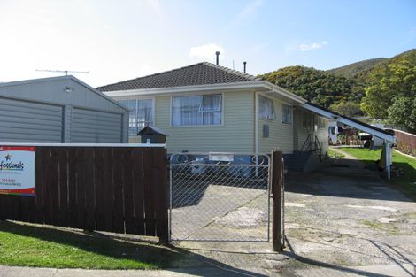 Photo of property in 5 Bunratty Grove, Wainuiomata, Lower Hutt, 5014