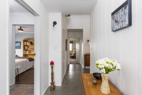 Photo of property in 24 Roslyn Road, Bluff Hill, Napier, 4110