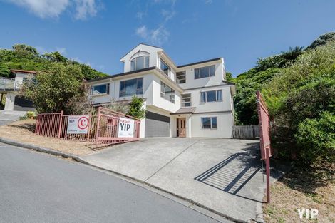 Photo of property in 37 Dress Circle, Newlands, Wellington, 6037