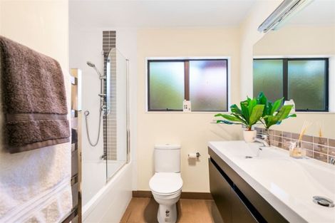 Photo of property in 2/16 Matisse Drive, West Harbour, Auckland, 0618