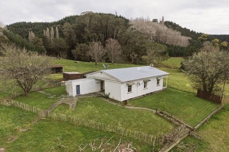 Photo of property in 921 Ongo Road, Hunterville, 4782