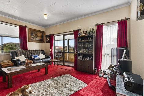 Photo of property in 12 Dunn Street, Egmont Village, 4372