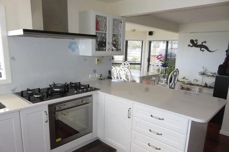 Photo of property in 18 Bennett Grove, Newlands, Wellington, 6037