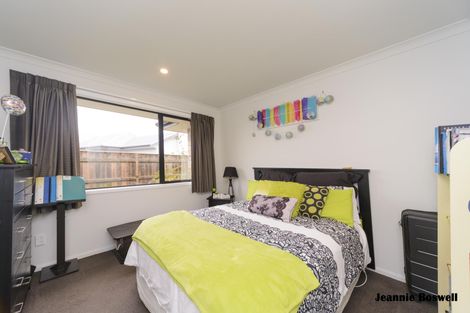 Photo of property in 35 Chestnut Close, Kelvin Grove, Palmerston North, 4414