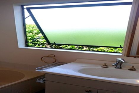 Photo of property in 2/9 Valecrest Place, Bayview, Auckland, 0629