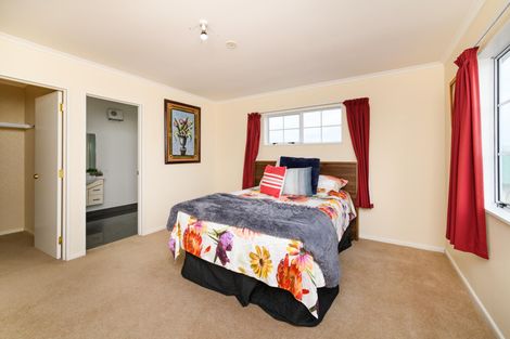 Photo of property in 2 Rosebank Avenue, Kelvin Grove, Palmerston North, 4414