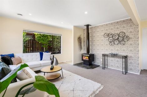 Photo of property in 2/16 Matisse Drive, West Harbour, Auckland, 0618