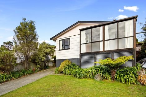 Photo of property in 6 Whitechapel Grove, Stokes Valley, Lower Hutt, 5019