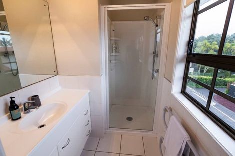 Photo of property in 33 James Evans Drive, Northcote, Auckland, 0627