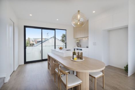 Photo of property in 8/6 Shakespeare Road, Milford, Auckland, 0620