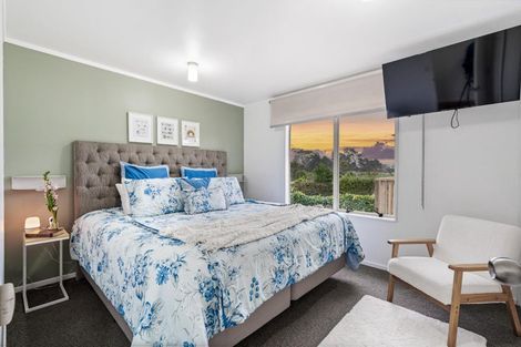 Photo of property in 70 Harmel Road, Glendene, Auckland, 0602