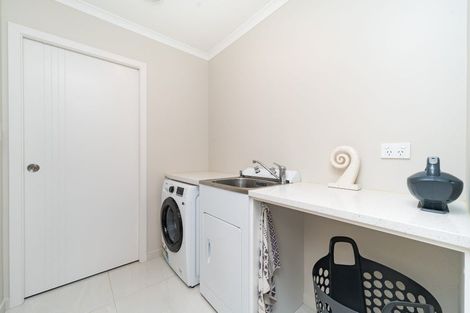 Photo of property in 11 Atlantic Drive, Fitzherbert, Palmerston North, 4410