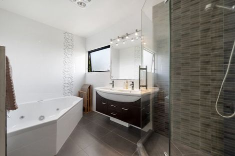 Photo of property in 5/7 Eske Place, Highland Park, Auckland, 2010