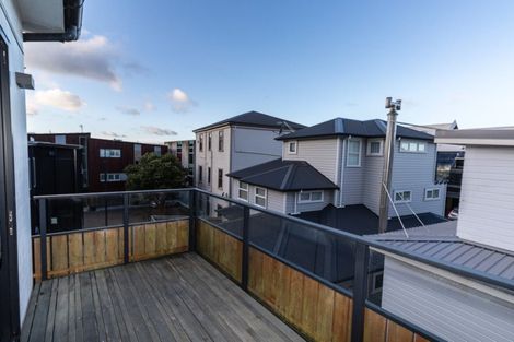 Photo of property in 5b Salmont Place, Kelburn, Wellington, 6012