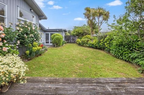 Photo of property in 15 Tawa Street, Waikanae, 5036