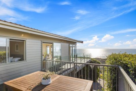 Photo of property in 42 Waitea Road, Muriwai, Waimauku, 0881