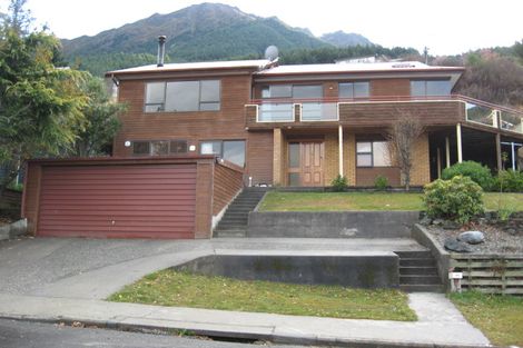 Photo of property in 48 Wynyard Crescent, Fernhill, Queenstown, 9300