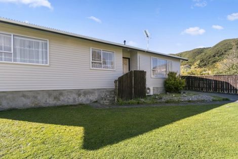 Photo of property in 3 Wicklow Grove, Wainuiomata, Lower Hutt, 5014