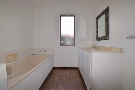 Photo of property in 9 Rathgar Road, Henderson, Auckland, 0610