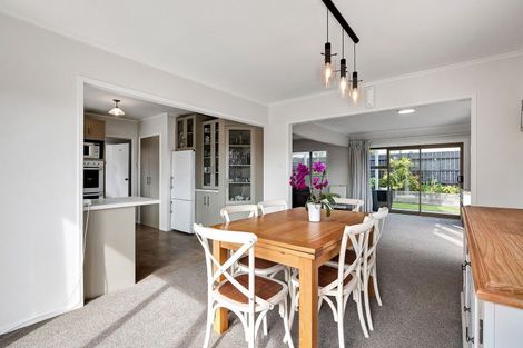 Photo of property in 11 Leatham Avenue, Strandon, New Plymouth, 4312