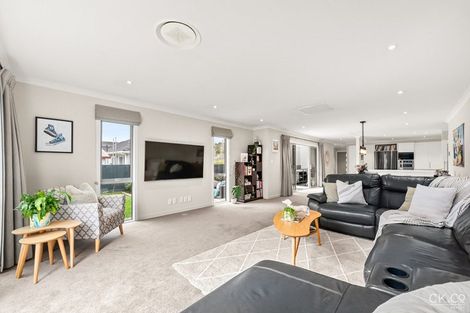 Photo of property in 21 Pempsey Street, Silverstream, Upper Hutt, 5019