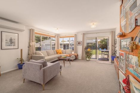 Photo of property in 6 Laing Crescent, Heathcote Valley, Christchurch, 8022