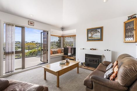 Photo of property in 8 Webb Place, Forrest Hill, Auckland, 0620