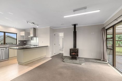 Photo of property in 16 Sumich Place, West Harbour, Auckland, 0618