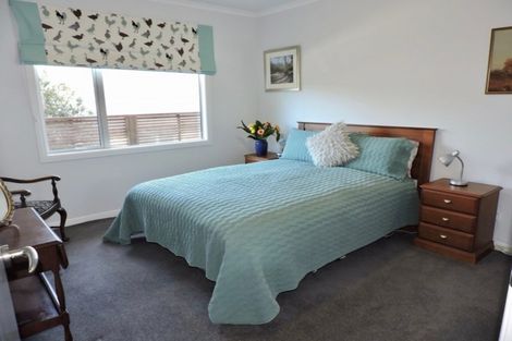 Photo of property in 15 Mervyn Kemp Drive, Tawa, Wellington, 5028