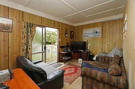 Photo of property in 3 Riemenschneider Street, Manaia, 4612
