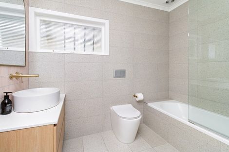 Photo of property in 1/232 East Coast Road, Forrest Hill, Auckland, 0620