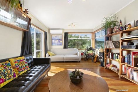 Photo of property in 17 Cave Road, Houghton Bay, Wellington, 6023