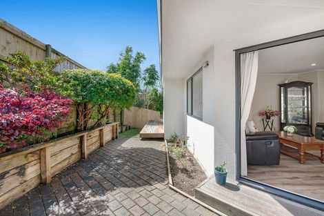 Photo of property in 2/9 Mossop Rise, Glenfield, Auckland, 0629