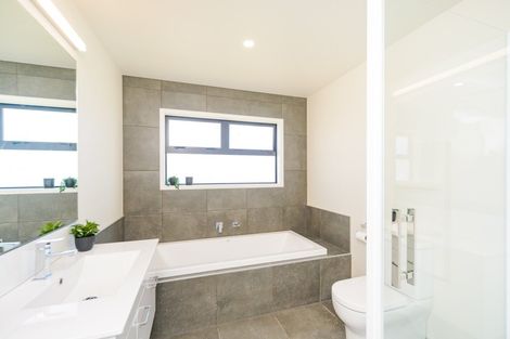 Photo of property in 48 Vaucluse Heights, Fitzherbert, Palmerston North, 4410