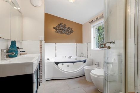 Photo of property in 552 Scenic Drive, Waiatarua, Auckland, 0612