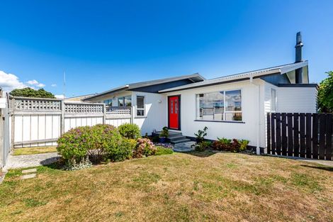 Photo of property in 131 Gloaming Hill, Titahi Bay, Porirua, 5022