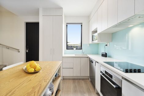 Photo of property in 5b Beach Road, Te Atatu Peninsula, 0610