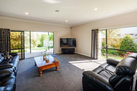 Photo of property in 15 Silkwood Place, Fitzherbert, Palmerston North, 4410