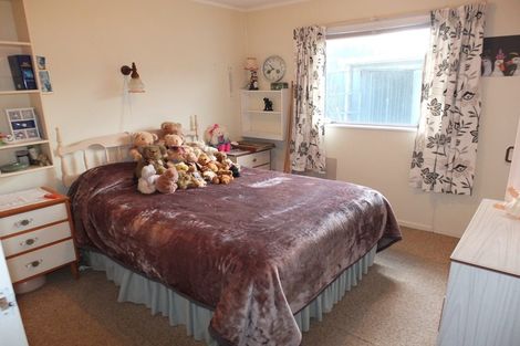 Photo of property in 27 Hennessy Street East, Foxton Beach, Foxton, 4815