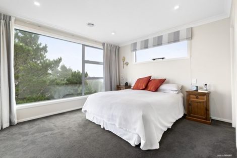 Photo of property in 8 Piper Way, Newlands, Wellington, 6037