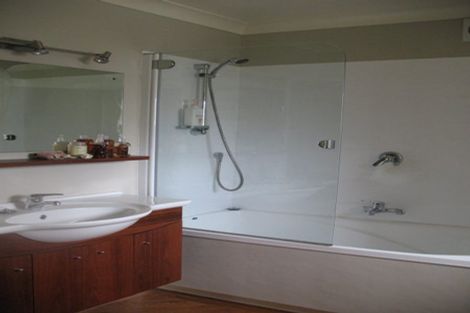 Photo of property in 7 Griffiths Grove, Newlands, Wellington, 6037